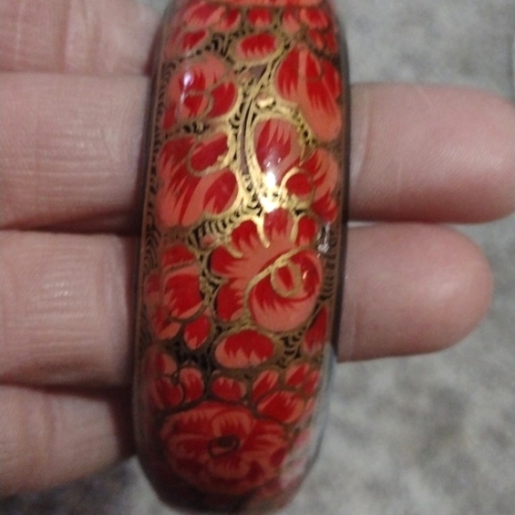 VINTAGE ETHNIC HAND PAINTED RED PINK BLACK WOODEN LACQUER 7.2" BANGLE BRACELET - Picture 3 of 10